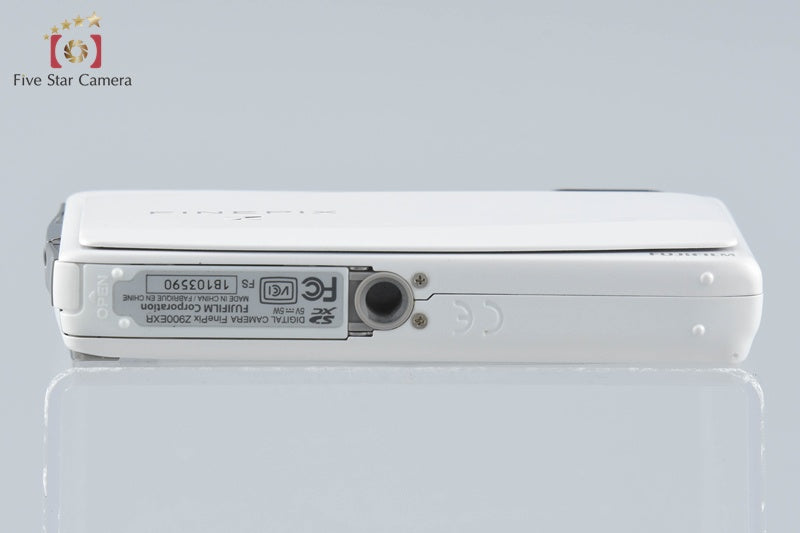 Fujifilm FinePix Z900EXR White 16.0 MP Digital Camera