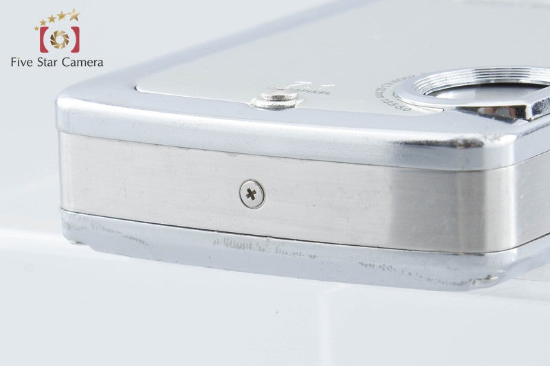 Olympus μ720 SW Shiny Silver 7.1 MP 3m Waterproof Digital Camera