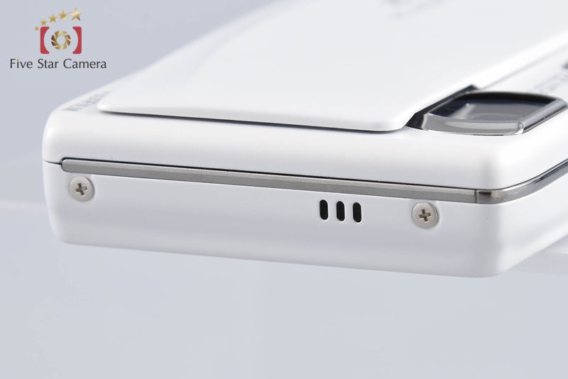 Fujifilm FinePix Z900EXR White 16.0 MP Digital Camera