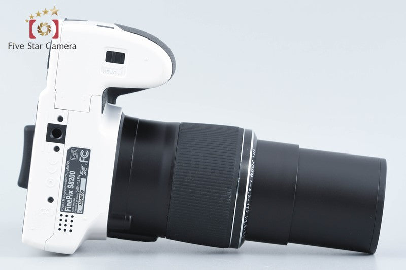 Fujifilm FinePix S8200 White 16.2 MP Digital Camera from Japan