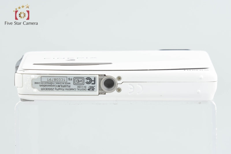 Fujifilm FinePix Z950EXR White 16.0 MP Digital Camera