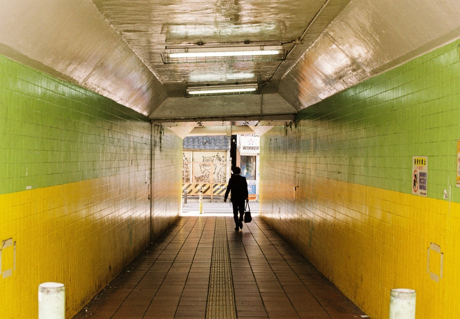 [Review & Sample Photos] Shooting the City with a Leica SLR: Light and Shadow with the Leica R7 and SUMMILUX-R 50mm f/1.4 E55