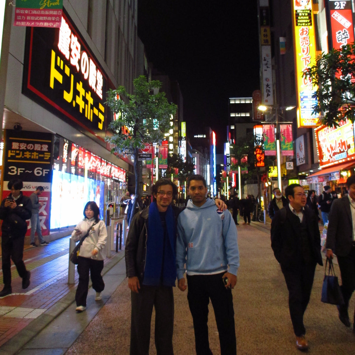 [With Sample Photos] A Palm-Sized Night Scene Machine: Walking Shinjuku at Night with the Canon IXY 100F