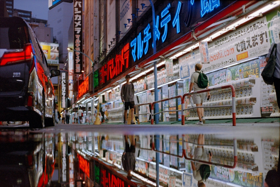 [Review & Sample Photos] Leica M6 + NOCTILUX-M 50mm f/0.95 ASPH. | Shinjuku After the Rain, Shot on Portra 800
