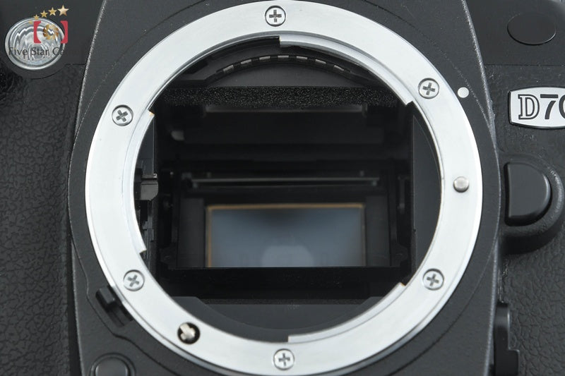 Nikon D70 6.1 MP DSLR Camera AF-S DX 18-70 Lens