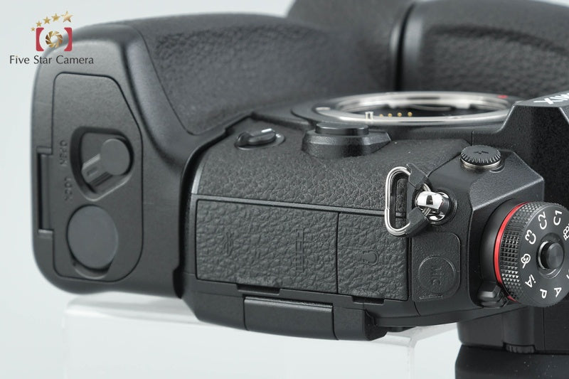 Panasonic LUMIX DC-G9 Black 20.3 MP Mirrorless Camera + DMW-BGG9 Battery Grip