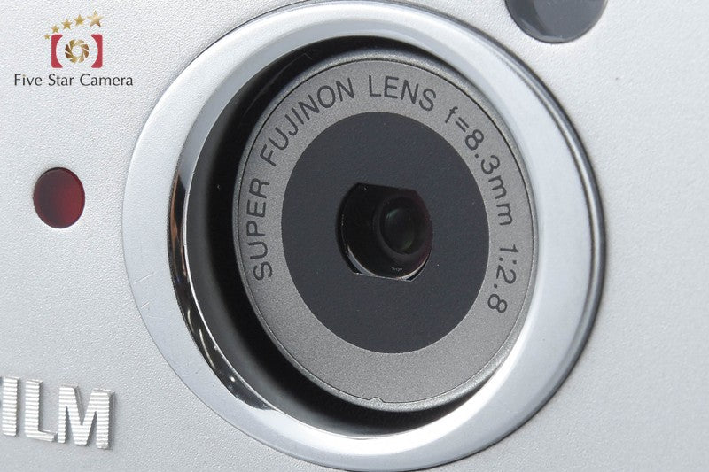 Fujifilm FinePix 4500 Silver 2.4 MP Digital Camera [Japanese Language Only]