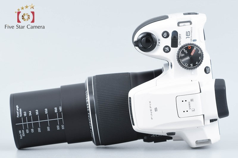 Fujifilm FinePix S8200 White 16.2 MP Digital Camera from Japan