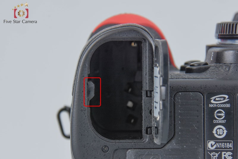 Very Good!! Nikon D300 12.3 MP Digital SLR Camera Body